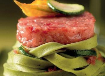 Cotechino Modena con tagliatelle verdi e zucchine